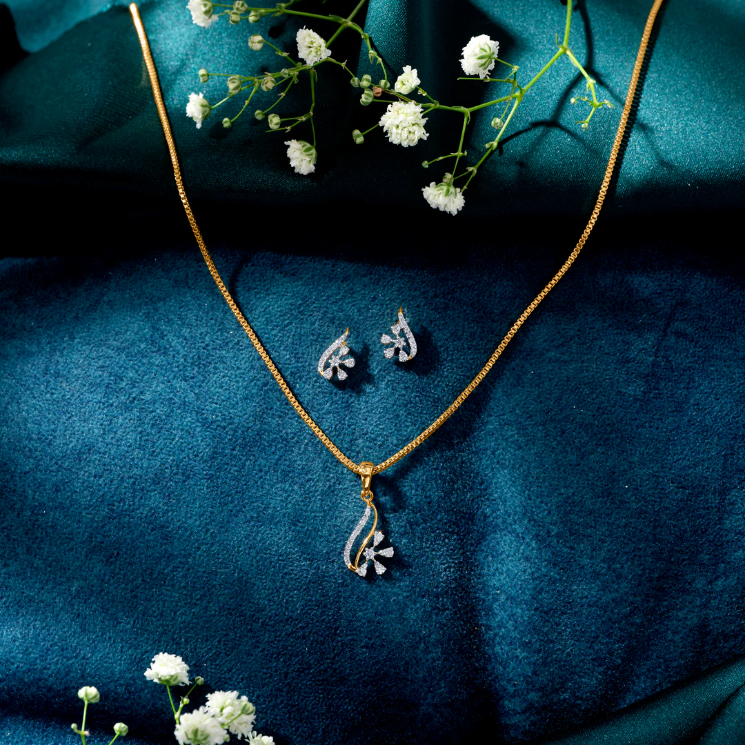 Frozen Bloom Gold & Diamond Pendant Set For Women
