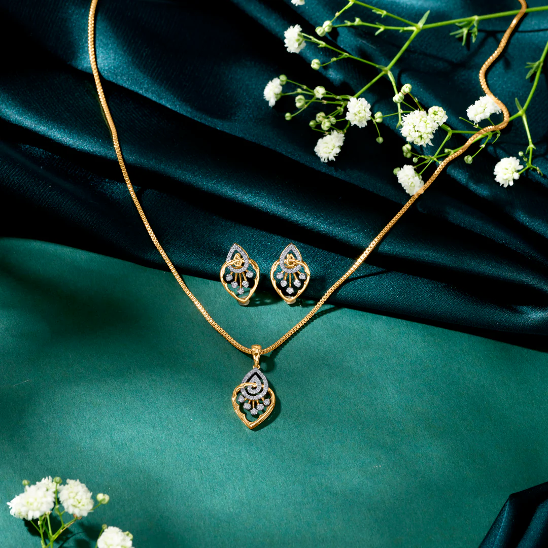 Spark Mesh Gold & Diamond Pendant Set For Women